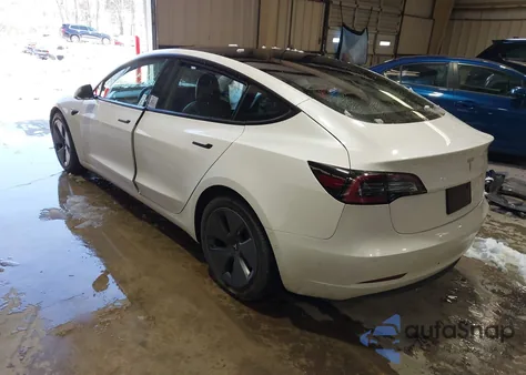 2021 Tesla Model 3 Standard Range Plus Rear-Wheel Drive z USA, uszkodzony, nr VIN 5YJ3E1EAXMF017417